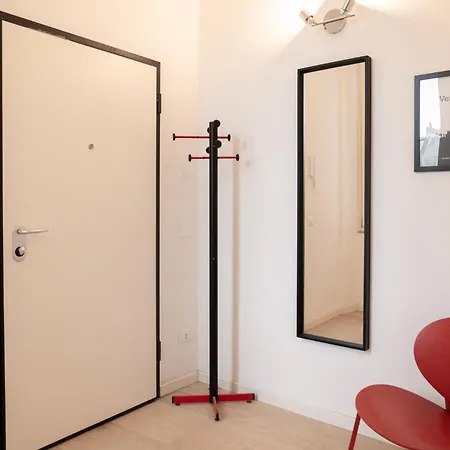 מלון דירות Palazzo Delle Guglie By Postcardsfrom ורונה