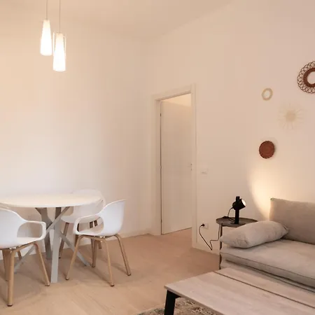 Palazzo Delle Guglie By Postcardsfrom Hotel apartamentowy Werona