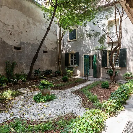 Palazzo Delle Guglie By Postcardsfrom מלון דירות ורונה