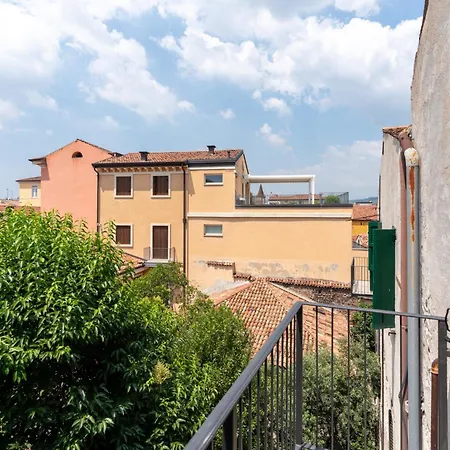 Palazzo Delle Guglie By Postcardsfrom מלון דירות ורונה
