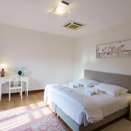 Palazzo Delle Guglie By Postcardsfrom Aparthotel *
